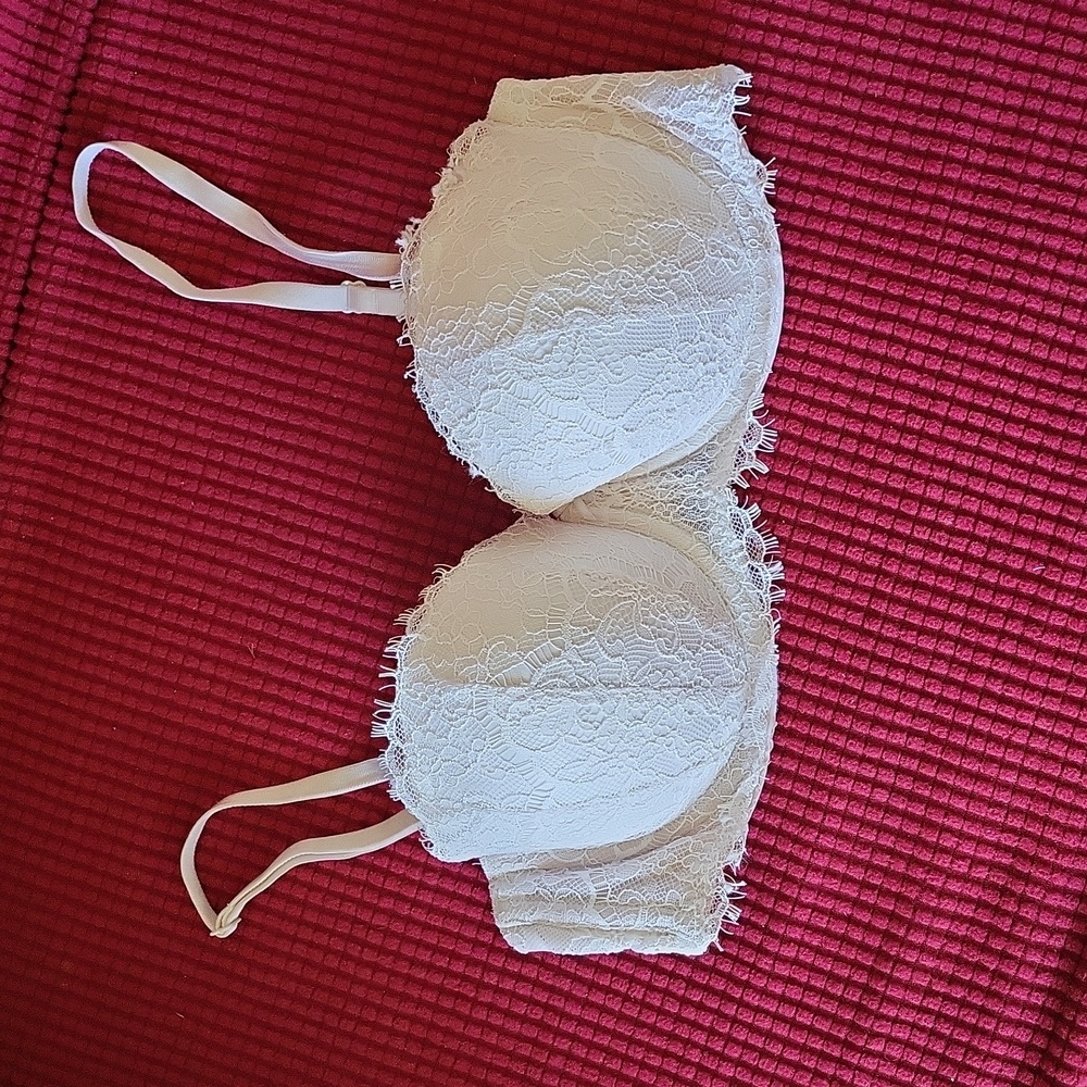 Victoria's Secret Lace bra 32D Good condition